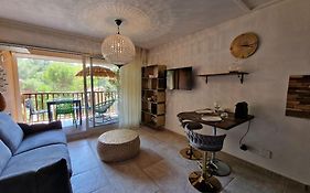 Beau studio, moderne, au calme avec piscine et parking privé dans une résidence arborée